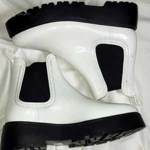 ASOS DESIGN Gadget chunky chelsea boots in white